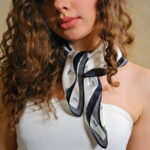 Hedvábný šátek - Luxe Embrace (53x53cm)