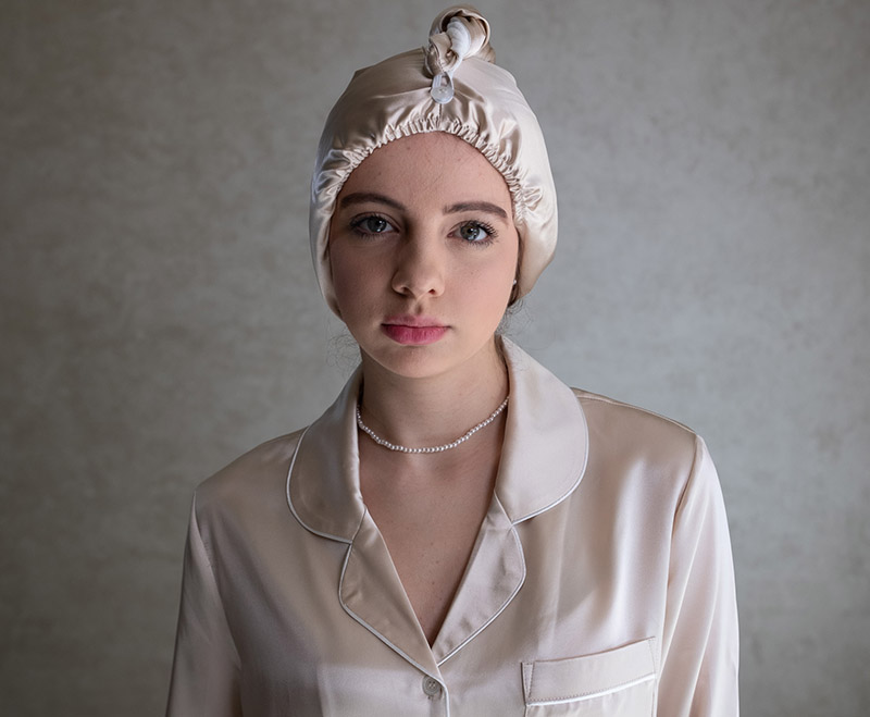 Ochranný turban ze 100% přírodního hedvábí pro zdravé a lesklé vlasy.