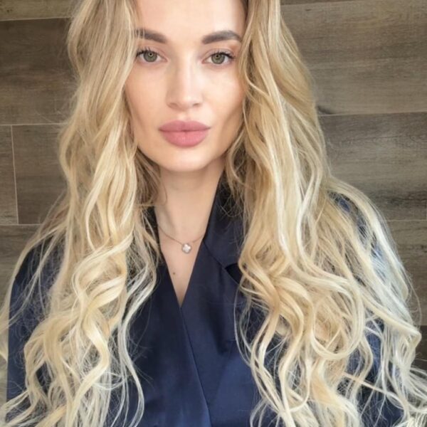 Zapomeňte na poškozené konečky a spálené vlasy od kulmy. S hedvábnou natáčkou dosáhnete objemné, salonní vlny přirozenou cestou – bez použití tepla.