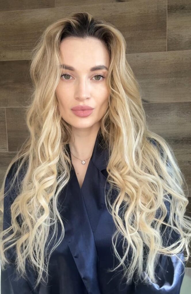 Zapomeňte na poškozené konečky a spálené vlasy od kulmy. S hedvábnou natáčkou dosáhnete objemné, salonní vlny přirozenou cestou – bez použití tepla.