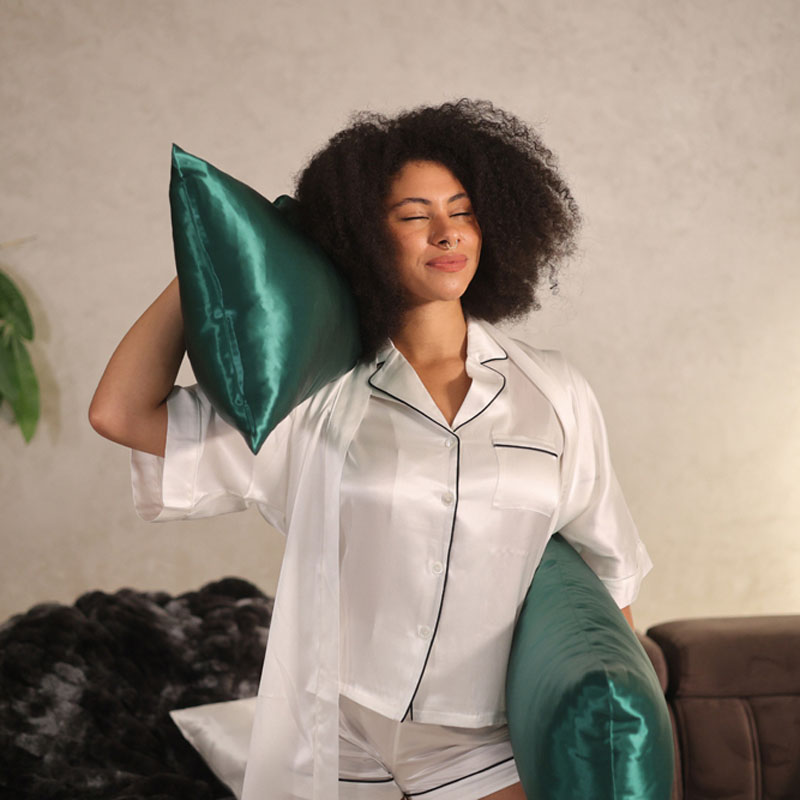 Polštářové hedvábné povlečení – Zelený smaragd; jemné, lehké, prodyšné; pravé 100% morušové hedvábí; velikosti 40×40 cm, 40×50 cm, 50×50 cm, 50×60 cm, 40×60 cm, 50×70 cm, 70×80/90 cm