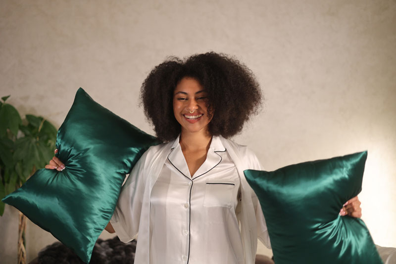 Zelený smaragd – hedvábné povlečení na polštář; jemné k citlivé pokožce, podporuje hydrataci pleti; 100% morušové hedvábí; rozměry 40×40 cm, 40×50 cm, 50×50 cm, 50×60 cm, 40×60 cm, 50×70 cm, 70×80/90 cm