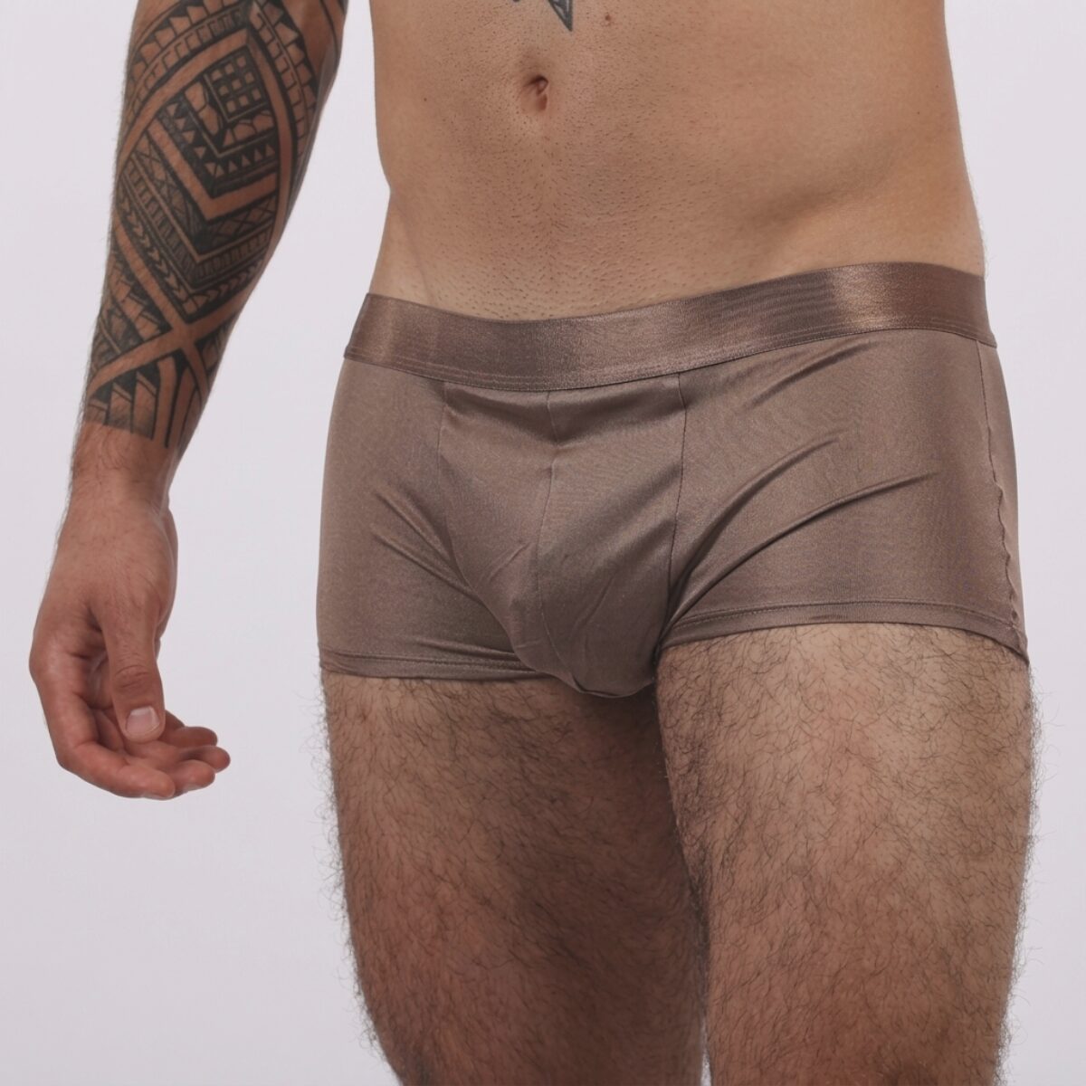 Pánské hedvábné boxerky SIMISilk ze 100% přírodního hedvábí – luxusní a prodyšné pánské spodní prádlo pro maximální komfort Pánske hodvábne boxerky s elastanom farba Coffee. Přirozeně termoregulační materiál šetrný k pokožce bez podráždění.