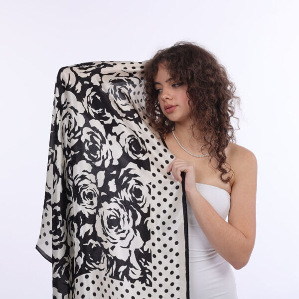 SIMIsilk – hedvábný šátek Black Petal 90×90 cm s motivem květin a puntíků