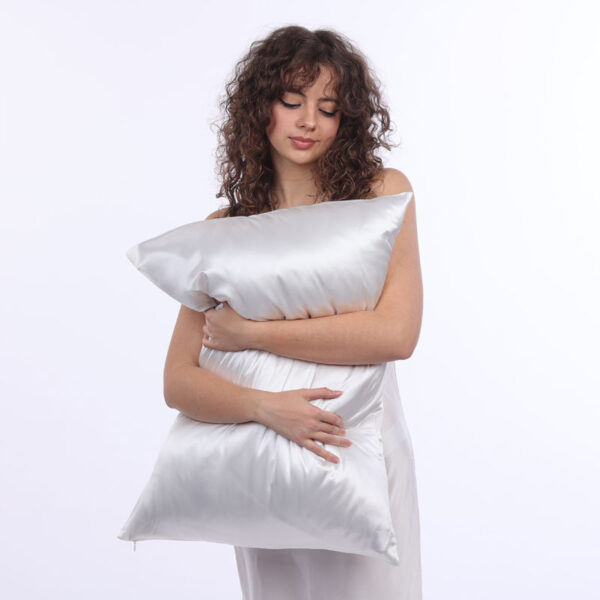 Luxusní hedvábné povlaky SIMIsilk Bílá perla – hladké, chladivé a elegantní. 100% morušové hedvábí v čistě bílém odstínu. Rozměry: 40×40, 40×50, 50×50, 50×60, 40×60, 50×70, 70×80/90 cm.