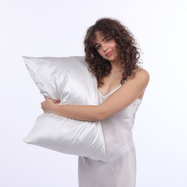 Bílá perla – hedvábné povlaky SIMIsilk s perleťovým leskem, hladkým povrchem a elegancí pravého hedvábí. Rozměry: 40×40, 40×50, 50×50, 50×60, 40×60, 50×70, 70×80/90 cm.