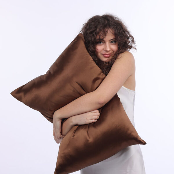 Luxusní povlaky SIMIsilk Hnědý diamant – ručně šité, 100 % morušové hedvábí, jemné, lesklé a chladivé na dotek. Rozměry: 40×40, 40×50, 50×50, 50×60, 40×60, 50×70, 70×80/90 cm.