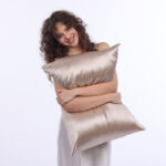 Zlatý Champaign – luxusní hedvábné povlaky SIMIsilk s teplým odstínem, hladkým povrchem a výjimečnou hebkostí 100% morušového hedvábí. Velikosti: 40×40, 40×50, 50×50, 50×60, 40×60, 50×70, 70×80/90 cm.