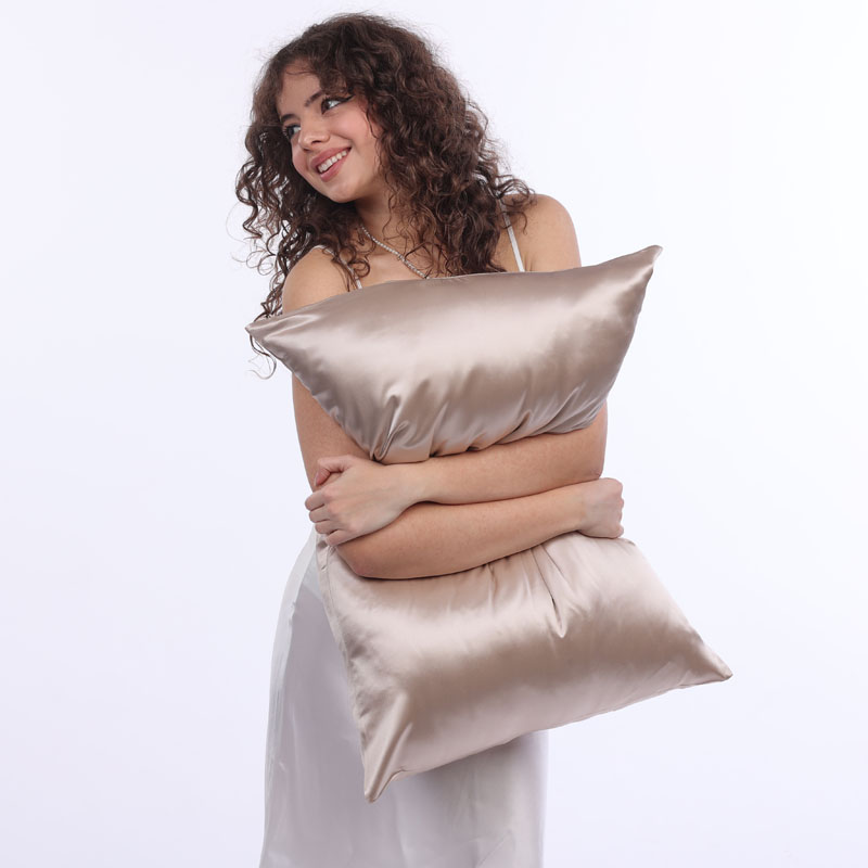 Hedvábné povlaky SIMIsilk Zlatý Champaign – ručně šité z 100% morušového hedvábí, s jemným odleskem a elegantním zlatým tónem. Velikosti: 40×40, 40×50, 50×50, 50×60, 40×60, 50×70, 70×80/90 cm.