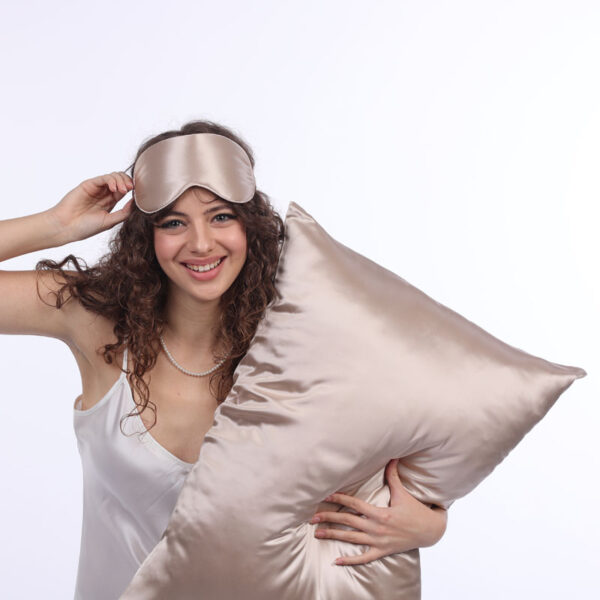 Zlatý Champaign – hedvábné povlaky SIMIsilk s nádechem teplého luxusu. Jemné, lesklé a hypoalergenní 100% morušové hedvábí. Velikosti: 40×40, 40×50, 50×50, 50×60, 40×60, 50×70, 70×80/90 cm.