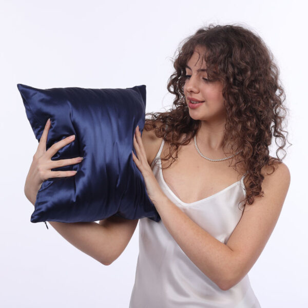 Modrý topas – luxusní hedvábné povlaky SIMIsilk, ručně šité z 100% morušového hedvábí s přirozeným leskem. Velikosti: 40×40, 40×50, 50×50, 50×60, 40×60, 50×70, 70×80/90 cm.