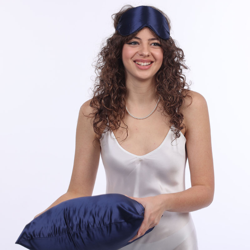 Luxusní hedvábné povlaky SIMIsilk Modrý topas – svěží modrý odstín, 100% morušové hedvábí, OEKO-TEX® certifikace, jemnost a elegance. Velikosti: 40×40, 40×50, 50×50, 50×60, 40×60, 50×70, 70×80/90 cm.