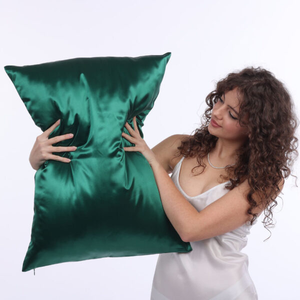 Zelený smaragd – hedvábné povlaky SIMIsilk z prémiového morušového hedvábí, hladké, lesklé, hypoalergenní a chladivé. Velikosti: 40×40, 40×50, 50×50, 50×60, 40×60, 50×70, 70×80/90 cm.