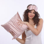 Hedvábné povlaky na polštáře SIMIsilk Růžové zlato – hebké 100% morušové hedvábí s jemným odleskem, hypoalergenní a chladivé. Velikosti: 40×40, 40×50, 50×50, 50×60, 40×60, 50×70, 70×80/90 cm.