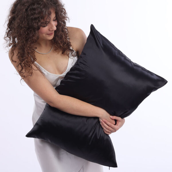 Hedvábné povlaky SIMIsilk Černý ónyx – hladký saténový povrch, 100% morušové hedvábí, ruční výroba. Velikosti: 40×40, 40×50, 50×50, 50×60, 40×60, 50×70, 70×80/90 cm.