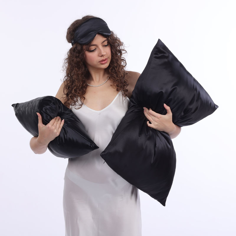 Prémiové černé hedvábné povlaky SIMIsilk – 100% morušové hedvábí, OEKO-TEX® certifikace, lesklý povrch a vysoká životnost. Velikosti: 40×40, 40×50, 50×50, 50×60, 40×60, 50×70, 70×80/90 cm.