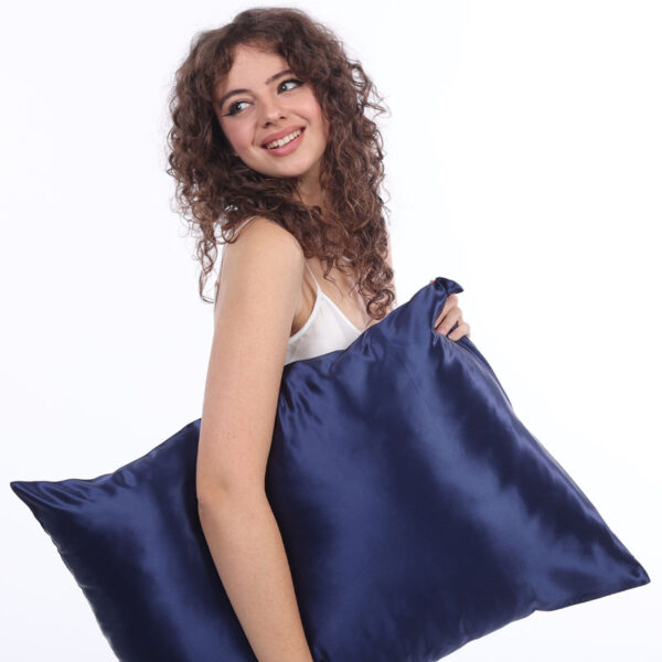 Luxusné obliečky Modrý topás – 100 % morušový hodváb SIMIsilk, ktorý chladí v lete a hreje v zime. Veľkosti: 40×40, 40×50, 50×50, 50×60, 40×60, 50×70, 70×80/90 cm.