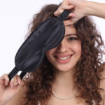 Hedvábná maska na spaní SIMIsilk – Uhelná. 100% morušové hedvábí, matně lesklá, měkká a příjemná na dotek. Pomáhá regenerovat pleť během spánku.