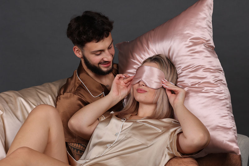 Hedvábný polštář 70 × 80(90) s maskou – růžové zlato