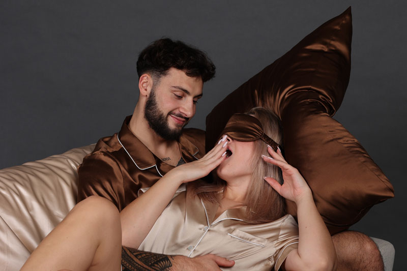 Polštář 70 × 80(90) z morušového hedvábí a maska – hnědý diamant