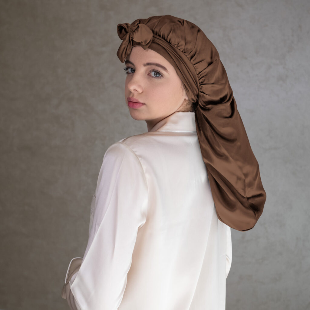 Hedvábný turban SIMIsilk Royal – hnědý diamant pro dlouhé vlasy