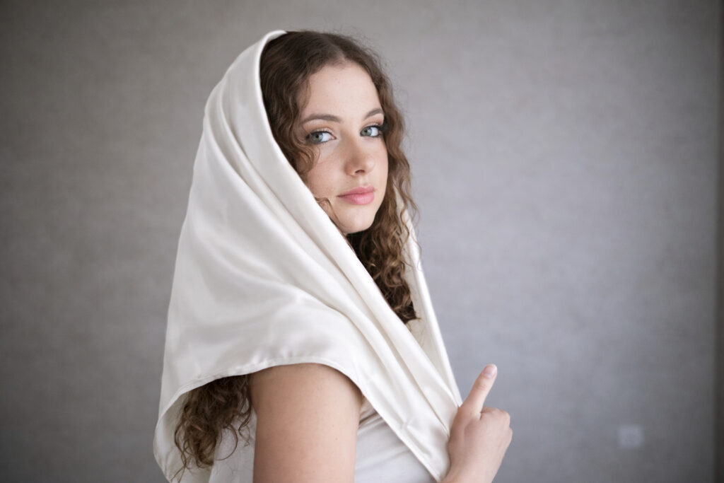 100% přírodní hedvábí, které je neuvěřitelně jemné k pokožce a má přirozený termoregulační účinek.