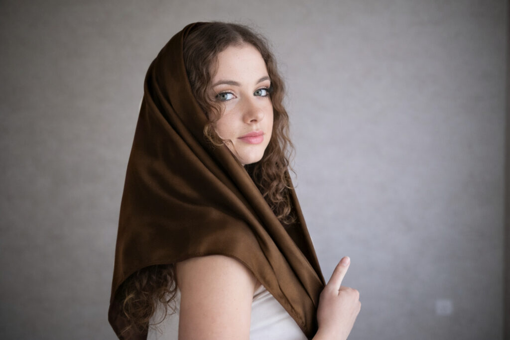 Odstín Hnědý diamant působí mimořádně elegantně a hřejivě. Na světle vytváří bohaté odlesky, které dodají hloubku každému outfitu.