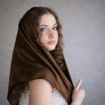 Odstín Hnědý diamant působí mimořádně elegantně a hřejivě. Na světle vytváří bohaté odlesky, které dodají hloubku každému outfitu.