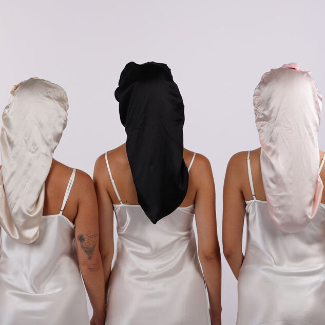 Hedvábný turban proti krepatění vlasů jako náhrada za běžné bavlněné povlečení.