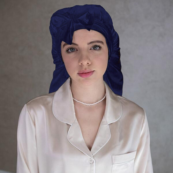 Hedvábný turban proti krepatění vlasů jako náhrada za běžné bavlněné povlečení.
