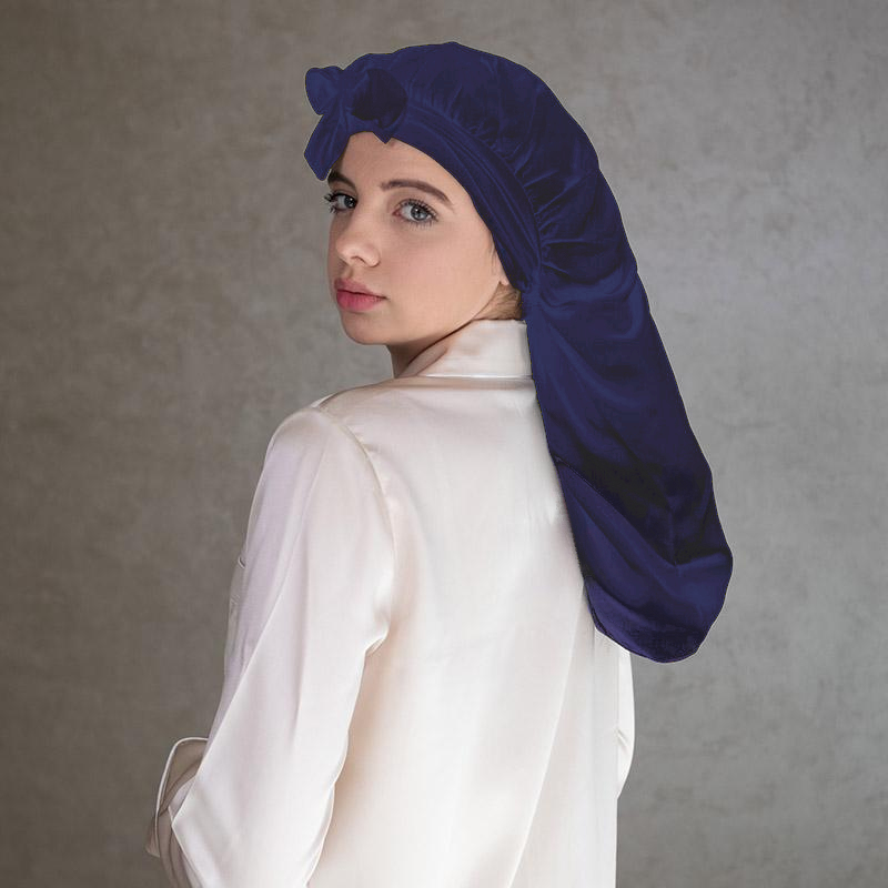 Hedvábný turban proti krepatění vlasů jako náhrada za běžné bavlněné povlečení.